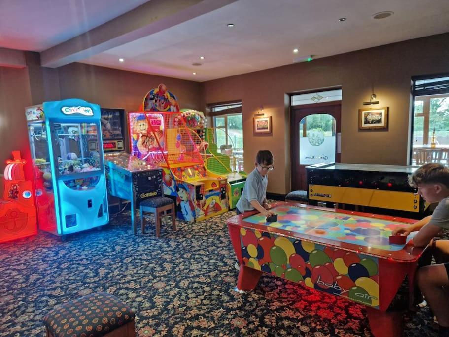 Cosy Hideaway Lodge In Glan Gwna Caeathro ภายนอก รูปภาพ